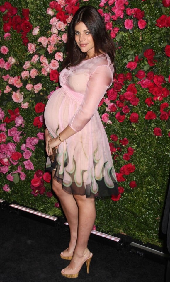 Julia Restoin-Roitfeld, radieuse et enceinte lors du dîner Chanel qui s'est déroulé le 24 avril 2012 en marge du Festival de Tribeca