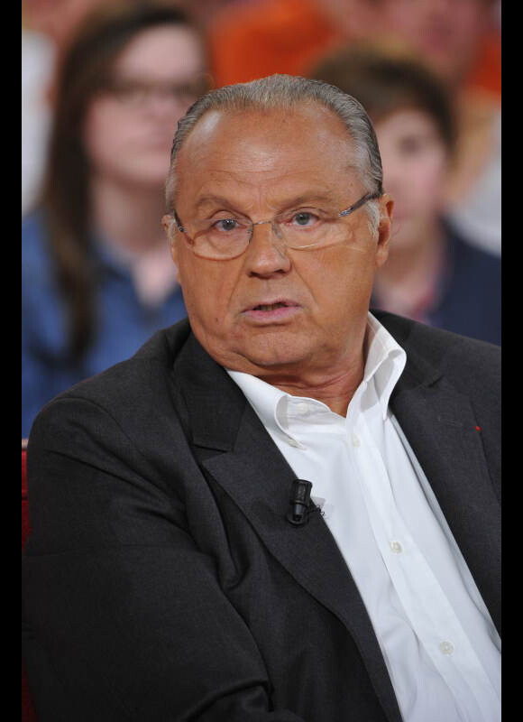 Gérard Louvin sur le plateau de Vivement dimanche dans l'émission enregistrée le mercredi 25 février à Paris. Diffusion prévue le dimanche 6 mai.