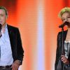 Alain Chamfort et la chanteuse Capucine sur le plateau de Vivement dimanche dans l'émission enregistrée le mercredi 25 février à Paris. Diffusion prévue le dimanche 6 mai.