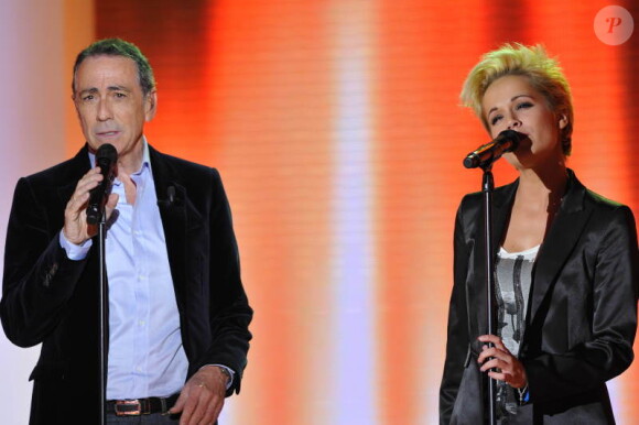 Alain Chamfort et la chanteuse Capucine sur le plateau de Vivement dimanche dans l'émission enregistrée le mercredi 25 février à Paris. Diffusion prévue le dimanche 6 mai.