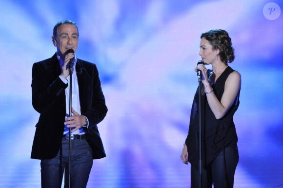 Alain Chamfort et Claire Keim sur le plateau de Vivement dimanche dans l'émission enregistrée le mercredi 25 février à Paris. Diffusion prévue le dimanche 6 mai.
