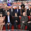 Michel Drucker entouré des invités de Vivement dimanche dans l'émission enregistrée le mercredi 25 février à Paris. Diffusion prévue le dimanche 6 mai.