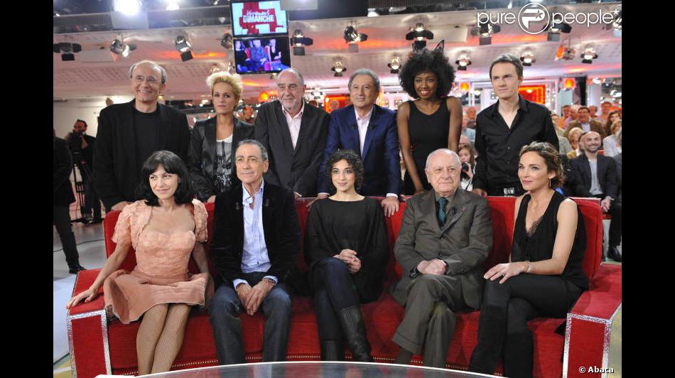 Michel Drucker Entoure Des Invites De Vivement Dimanche Dans L Emission Enregistree Le Mercredi 25 Fevrier A Paris Diffusion Prevue Le Dimanche 6 Mai Purepeople