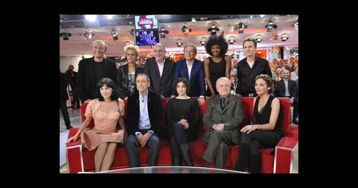 Michel Drucker entouré des invités de Vivement dimanche dans l'émission enregistrée le mercredi Michel Drucker entouré des invités de Vivement dimanche dans l'émission enregistrée le mercredi