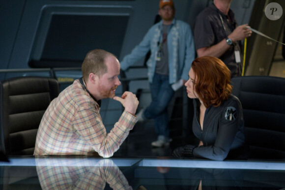 Joss Whedon et Scarlett Johansson sur le tournage d'Avengers.