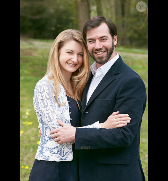 Portraits officiels du grand-duc héritier Guillaume de Luxembourg et de la comtesse Stéphanie de Lannoy mis en ligne sur le site de la cour grand-ducale simultanément à l'annonce de leurs fiançailles, le 26 avril 2012.