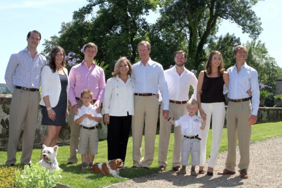 La famille grand-ducale de Luxembourg rassemblée au château de Colmar-Berg en juin 2011.