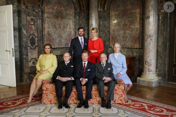 Photo des fiançailles du grand-duc héritier Guillaume de Luxembourg et de la comtesse Stéphanie de Lannoy entourés de leurs parents, le 27 avril 2012, au château de Berg, à l'issue du déjeuner réunissant leurs deux familles, au lendemain de l'annonce de leurs fiançailles.