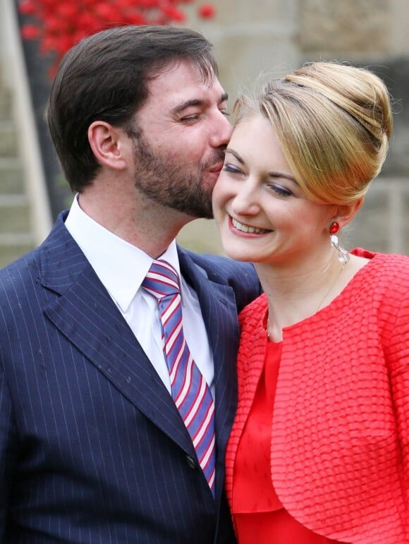 Photo des fiançailles du grand-duc héritier Guillaume de Luxembourg et de la comtesse Stéphanie de Lannoy, le 27 avril 2012, au château de Berg, à l'issue du déjeuner réunissant leurs deux familles, au lendemain de l'annonce de leurs fiançailles.