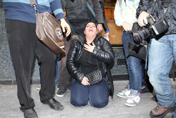 Une fan, en larmes, ne se remet pas d'avoir croisé Mariah Carey dans les rues de Paris, le 27 avril 2012.