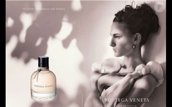 Nine d'Urso pose pour le premier parfum griffé Bottega Veneta (2011).