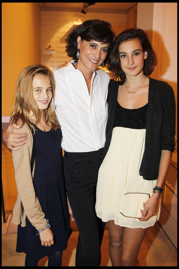Inès de la Fressange et ses filles Nine et Violette à la boutique Roger Vivier à Paris le 21 octobre 2010