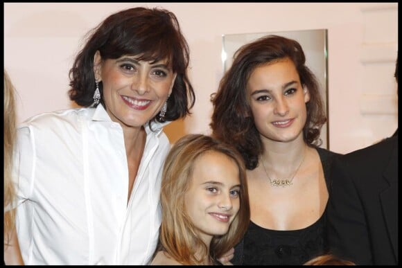 Ines de la Fressange et ses fille Nine et Violette à la boutique Roger Vivier le 21 octobre 2010
