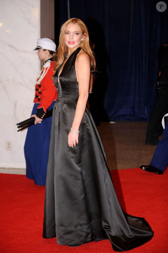 Lindsay Lohan opte pour une longue robe noire au décolleté plongeant au dîner des correspondants de presse de la Maison Blanche. Wahington DC, le 28 avril 2012.