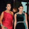 Kim Kardashian n'est pas venue avec son nouvel amoureux Kenye West au dîner des correspondants de presse de la Maison Blanche, mais avec sa mère. Wahington DC, le 28 avril 2012.