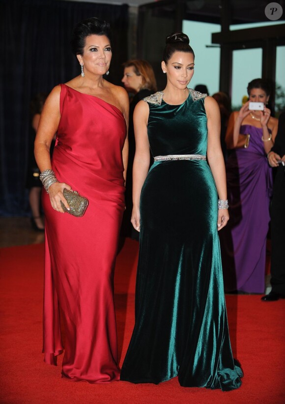 Kim Kardashian n'est pas venue avec son nouvel amoureux Kenye West au dîner des correspondants de presse de la Maison Blanche, mais avec sa mère. Wahington DC, le 28 avril 2012.