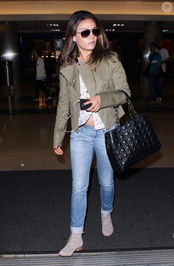 Mila Kunis à l'aéroport de Los Angeles. Le 28 avril 2012.