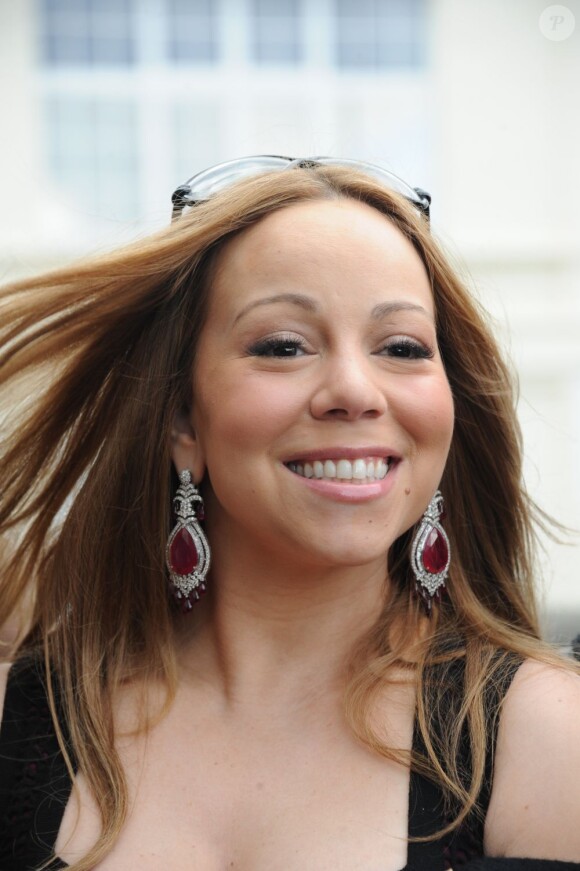 Mariah Carey, radieuse à sa sortie du Plaza Athénée, quitte Paris après un week-end amoureux avec son mari et ses deux jumeaux. Le 29 avril 2012.