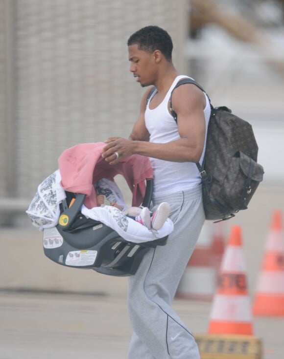 Nick Cannon et un de ses enfants s'apprêtent à embarquer pour l'Autriche, via un jet privé à l'aéroport du Bourget. Le 29 avril 2012.