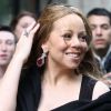 Mariah Carey a le sourire ! La diva quitte Paris après son week-end amoureux, durant lequel elle a réitéré ses voeux de mariage. Le 29 avril 2012.