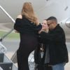 Mariah Carey, aidée par son garde du corps, embarque dans le jet privé pour rejoindre son mari, leurs enfants, et décoller pour l'Autriche. Le 29 avril 2012.