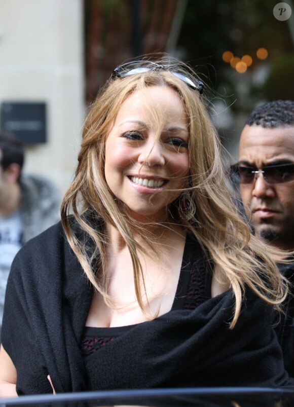 Mariah Carey a le sourire ! La diva quitte Paris après son week-end amoureux, durant lequel elle a réitéré ses voeux de mariage. Le 29 avril 2012.