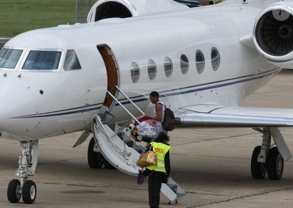 Nick Cannon embarque dans le jet privé à l'aéroport du Bourget, destination l'Autriche. Le 29 avril 2012.
