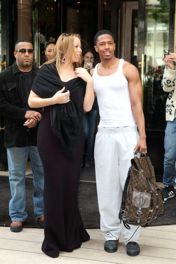 Mariah Carey et son mari Nick Cannon quittent leur hôtel du Plaza Athénée et la ville de Paris après leur week-end amoureux. Le 29 avril 2012.