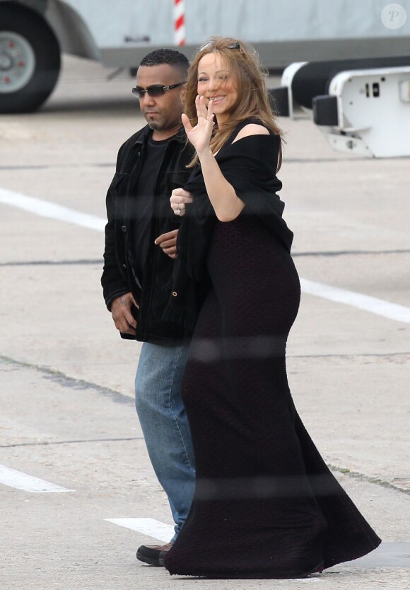 Mariah Carey quitte Paris après son week-end amoureux. Elle rejoignait en famille l'Autriche grâce à un jet privé. Le 29 avril 2012.