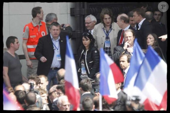 Jean Sarkozy et sa femme Jessica Sebaoun le 1er mai 2012 lors du meeting de Nicolas Sarkozy au Trocadéro à Paris