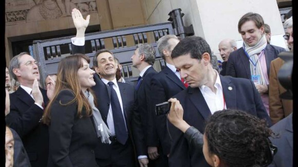 Nicolas Sarkozy entouré de sa femme Carla et de ses proches au Trocadéro