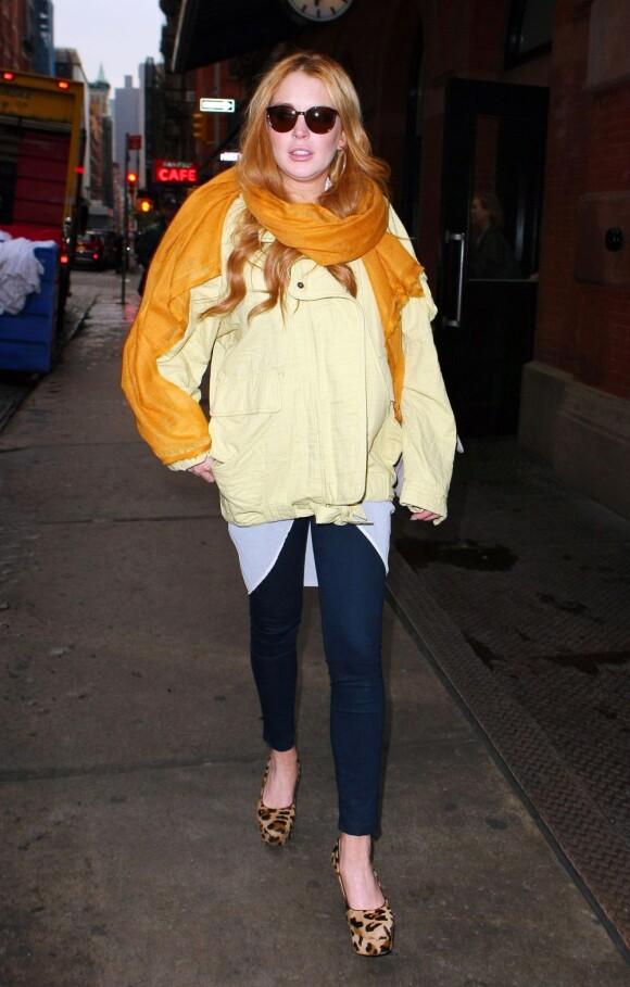 Belle et souriante, Lindsay Lohan en sortie shopping avec Vikram Chatwal, qui serait son nouveau petit ami, à New York le 2 mai 2012