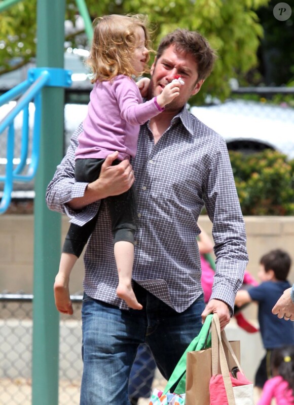 En présence d'Alyson Hannigan, enceinte, la petite Satyana va au parc avec son papa Alexis Denisof, le 3 mai 2012 à Los Angeles