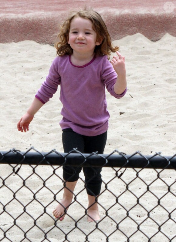 Satyana, la fille d'Alyson Hannigan et Alexis Denisof s'amuse au parc, le 3 mai 2012 à Los Angeles