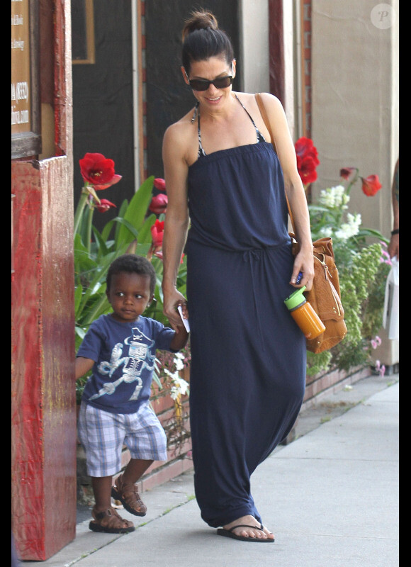 Sandra Bullock avec son fils Louis, le 28 avril 2012 à Los Angeles.
