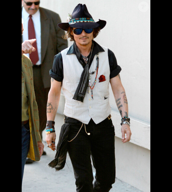Johnny Depp signe des autographes en sortant du Jimmy Kimmel show, le 8 mai 2012 à Los Angeles