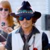 Johnny Depp signe des autographes en sortant du Jimmy Kimmel show, le 8 mai 2012 à Los Angeles