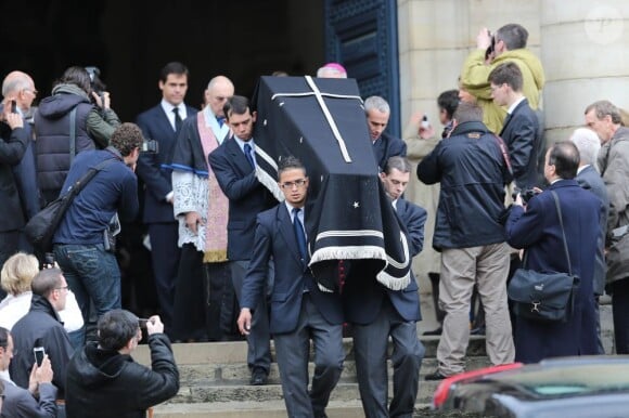 Les obsèques d'Emmanuelle de Dampierre, duchesse douairière de Ségovie et d'Anjou, morte le 3 mai 2012 à Rome, ont eu lieu le 11 mai à Paris en l'église Notre-Dame du Val-de-Grâce, rassemblant autour de son petit-fils le prince Louis de Bourbon la famille légitimiste et la Maison de France. La défunte a ensuite été inhumée au caveau familial Dampierre du cimetière parisien de Passy, en petit comité.