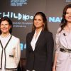 La reine Silvia de Suède, sa fille la princesse Madeleine et Geena Davis réunies pour la conférence ''Investir dans les enfants'' de la World Childhood Foundation, au Nasdaq building de New York, le 9 mai 2012.