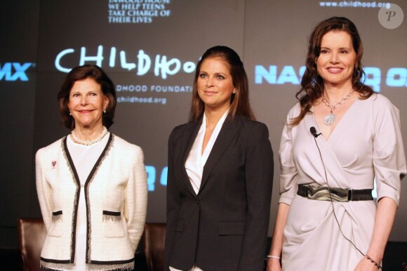 La reine Silvia de Suède, sa fille la princesse Madeleine et Geena Davis réunies pour la conférence ''Investir dans les enfants'' de la World Childhood Foundation, au Nasdaq building de New York, le 9 mai 2012.