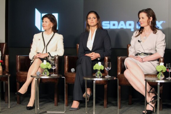 En présence de sa mère la reine Silvia et de l'actrice Geena Davis, la princesse Madeleine de Suède a mené les débats lors de la conférence ''Investir dans les enfants'' de la World Childhood Foundation, au Nasdaq building de New York, le 9 mai 2012.