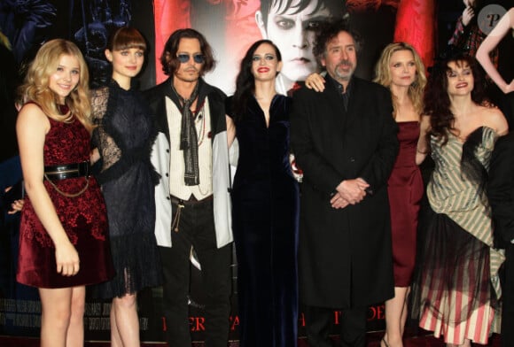 Chloë Moretz, Bella Heathcote, Johnny Depp, Eva Green, Tim Burton, Michelle Pfeiffer et Helena Bonham Carter lors de l'avant-première à Londres du film Dark Shadows le 9 mai 2012