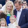 Le prince Charles et la princesse Camilla de Bourbon-Siciles, avec leurs deux filles Maria Carolina et Maria Chiara, ont découvert dimanche 6 mai 2012 le PlanetSolar et le Village solaire attenant, au terme du premier tour du monde 100% solaire réalisé par le catamaran.