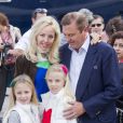 Le prince Charles et la princesse Camilla de Bourbon-Siciles, avec leurs deux filles Maria Carolina et Maria Chiara, ont découvert dimanche 6 mai 2012 le PlanetSolar et le Village solaire attenant, au terme du premier tour du monde 100% solaire réalisé par le catamaran.