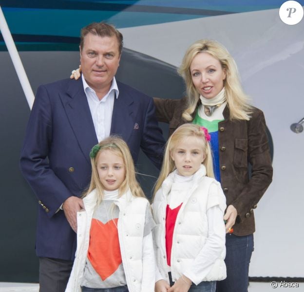 Le prince Charles de Bourbon-Siciles, son épouse Camilla et leurs deux filles Maria Carolina et Maria Chiara ont découvert dimanche 6 mai 2012 le PlanetSolar et le Village solaire attenant, au terme du premier tour du monde 100% solaire réalisé par le catamaran.