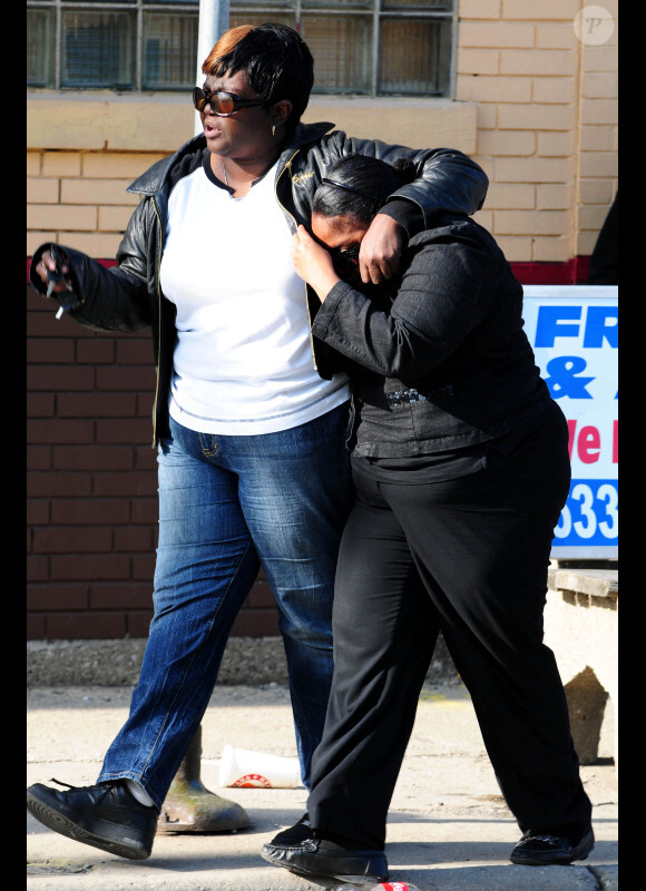 Les familles Hudson et Balfour quittent le tribunal après le verdict, à Chicago, le 11 mai 2012