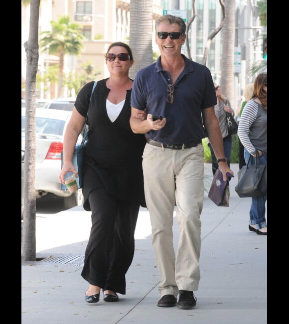 Pierce Brosnan et sa femme Keely Shaye Smith font du shopping à Los Angeles, le 11 mai 2012