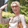 Katherine Heigl, souriante avec sa deuxième petite fille. Elles se rendent chez une amie de la star, à Los Angeles, le 12 mai 2012
