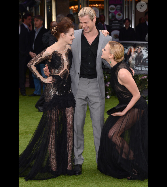 Kristen Stewart, Chris Hemsworth et Charlize Theron lors de l'avant-première du film Blanche-Neige et le chasseur à Londres le 14 mai 2012