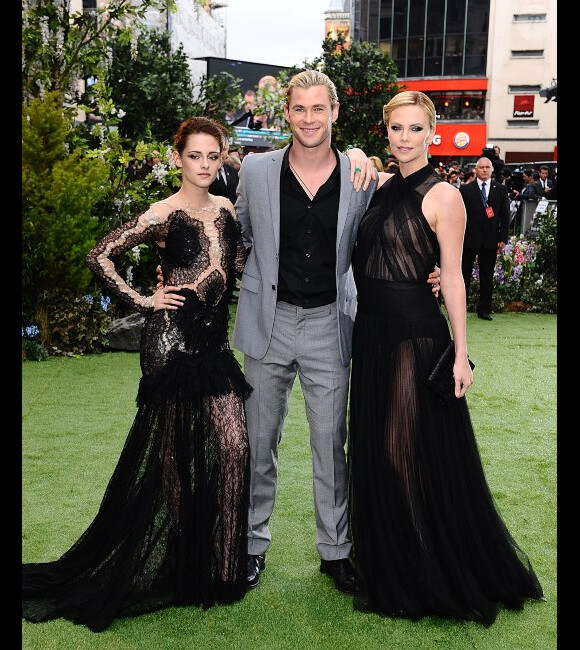 Kristen Stewart, Chris Hemsworth et Charlize Theron lors de l'avant-première du film Blanche-Neige et le chasseur à Londres le 14 mai 2012